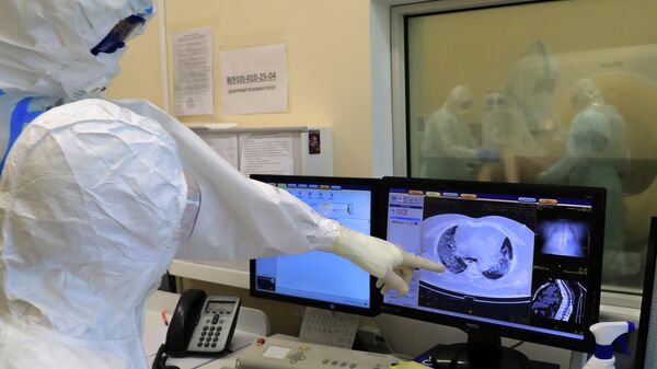 Медицинские работники делают компьютерную томографию (КТ) легких пациенту в стационаре для больных с коронавирусной инфекцией