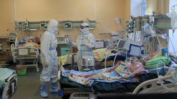 Медицинские работники в палате стационара для больных с коронавирусной инфекцией на базе Тверской областной клинической больницы