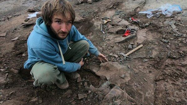 Аргентинский палеонтолог на месте обнаружения мегараптора в Патагонии 