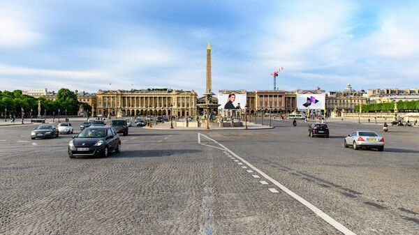 Автомобили на площади Согласия в Париже во время режима самоизоляции