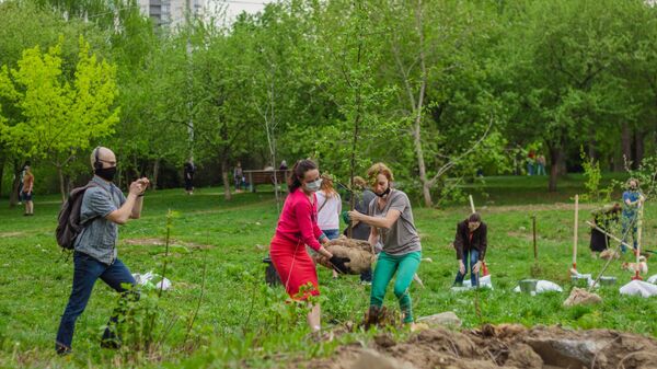  Жители микрорайона Заречный во время посадки деревьев в парке на территории УрГУПС в Екатеринбурге