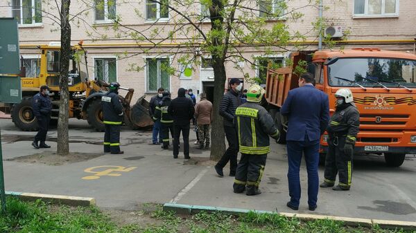 Оперативные службы около жилого дома на юго-востоке Москвы, где произошло обрушение перекрытий