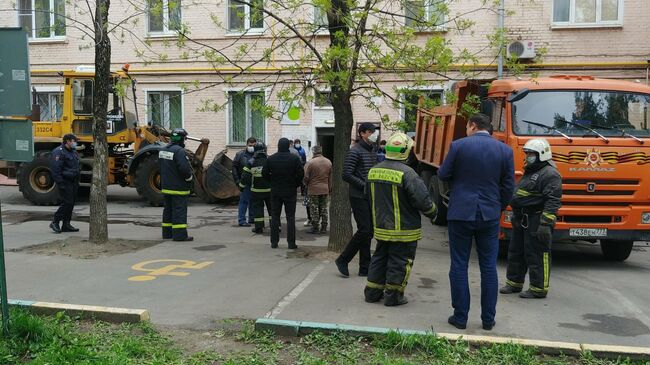 Оперативные службы около жилого дома на юго-востоке Москвы, где произошло обрушение перекрытий