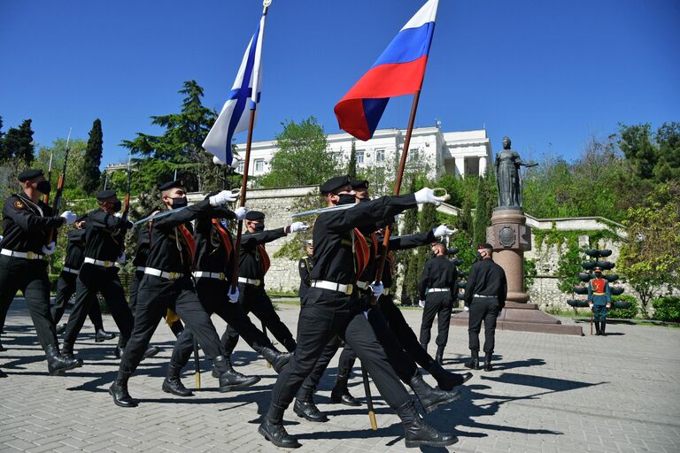 Военнослужащие Черноморского флота во время торжественного празднования 237-летия со дня образования Черноморского флота РФ в Екатерининском сквере