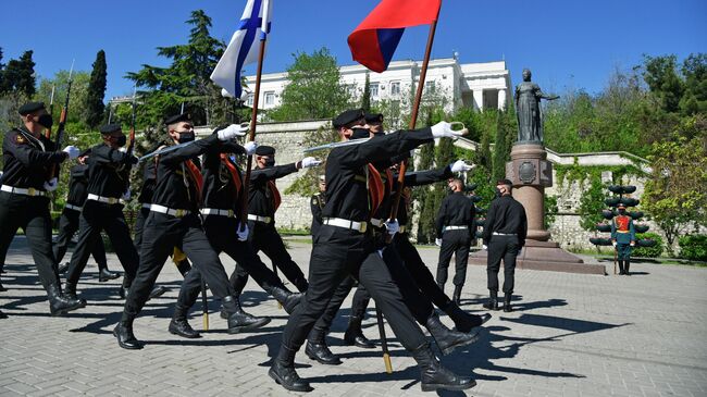 Военнослужащие Черноморского флота во время торжественного празднования 237-летия со дня образования Черноморского флота РФ в Екатерининском сквере