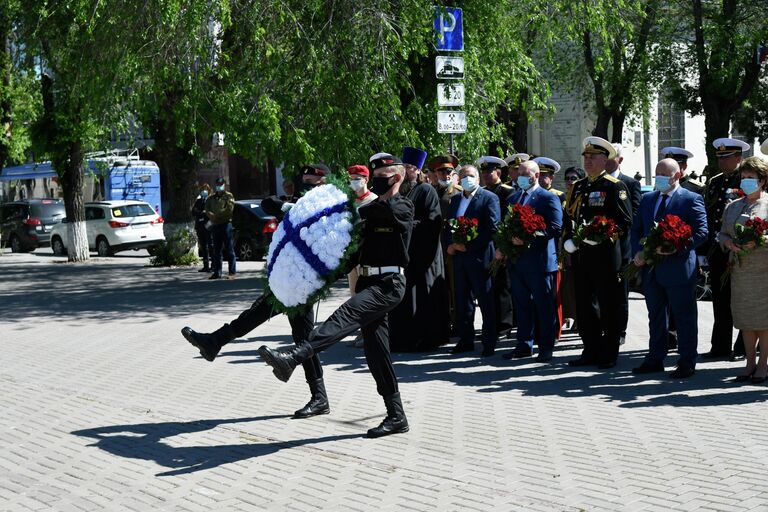 Торжественное возложение венка к памятнику Екатерины II во время празднования 237-летия со дня образования Черноморского флота РФ в Екатерининском сквере