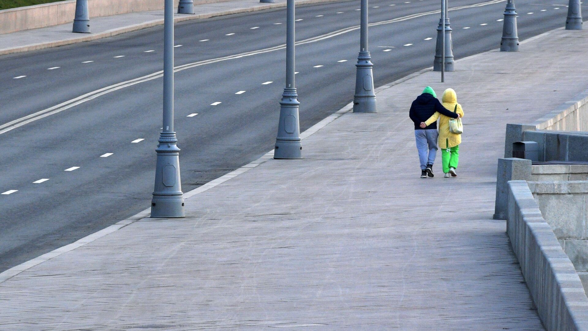 Молодые люди прогуливаются по Ростовской набережной в Москве - РИА Новости, 1920, 01.10.2020