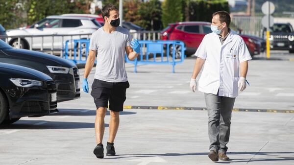 Баскетболист Барселоны идет на медицинский осмотр вместе с сотрудником медицинского отдела клуба