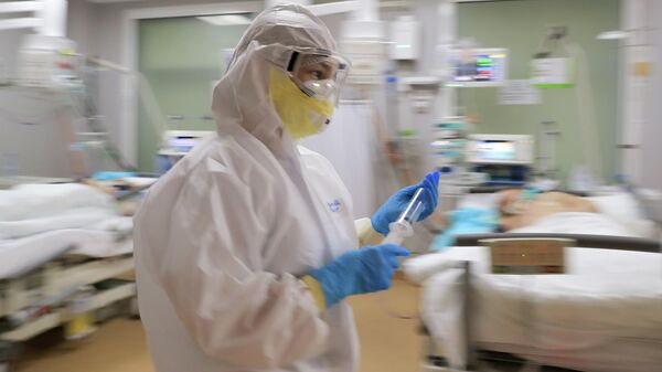 Медицинский работник в стационаре для больных с коронавирусной инфекцией 