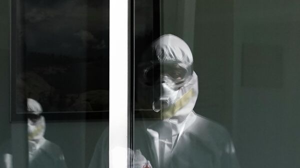 Медицинские работники в стационаре для больных с коронавирусной инфекцией на базе Медицинского научно-образовательного центра МГУ