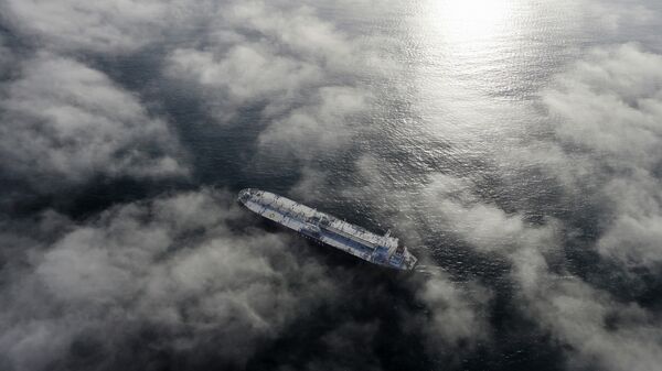 Нефтяной танкер у побережья Лонг-Бич, штат Калифорния