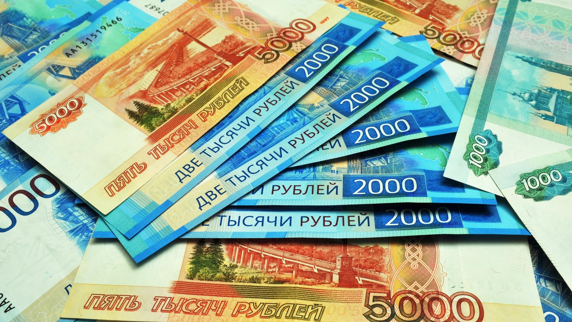Банкноты номиналом 1000, 2000 и 5000 рублей - РИА Новости, 1920, 23.03.2021