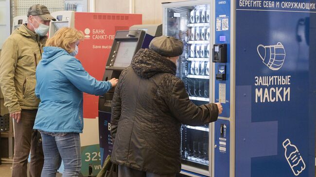 Люди покупают медицинские маски в метрополитене Санкт-Петербурга