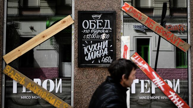 Кафе на трубной улице в Москве во время режима самоизоляции жителей