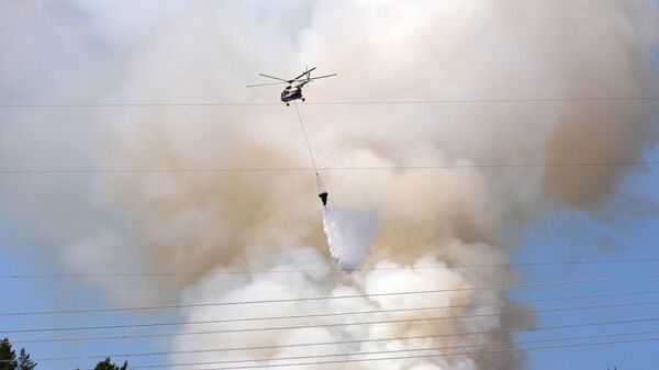 Вертолет Ми-8 МЧС тушит лесной пожар