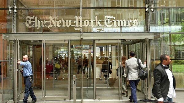Вход в здание New York Times в Нью-Йорке