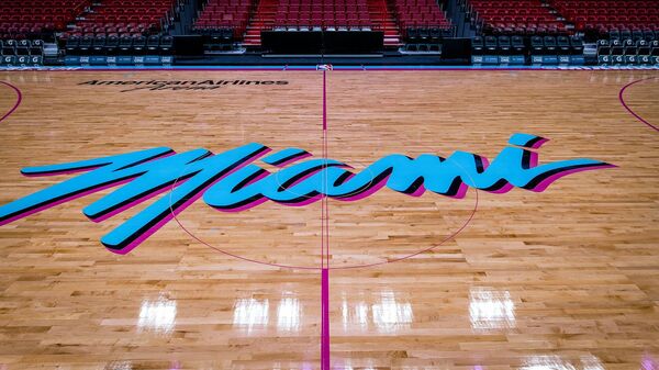 Логотип клуба НБА Майами Хит на баскетбольной арене American Airlines Arena