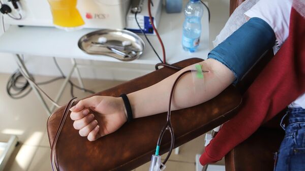 Донор сдает кровь в рамках проекта, посвященного донорству костного мозга, на станции переливания крови