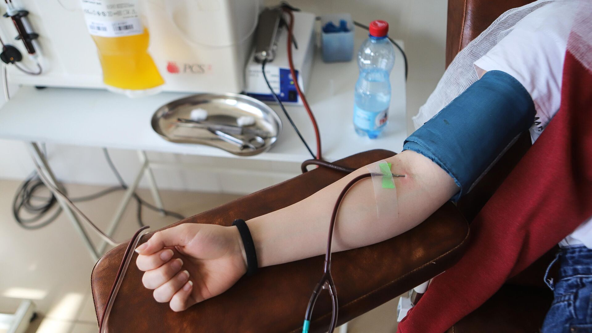 Донор сдает кровь в рамках проекта, посвященного донорству костного мозга, на станции переливания крови - РИА Новости, 1920, 16.09.2021