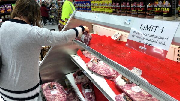 Прилавок с мясом в супермаркете в Омахе, штат Небраска