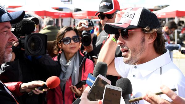 Пилот команды Тойота Фернандо Алонсо отвечает на вопросы журналистов на гонке Дакар