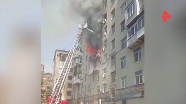 Опубликовано видео горящего жилого дома в центре Москвы