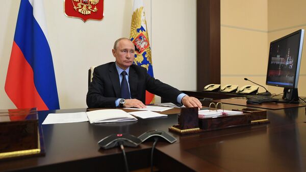 Президент РФ Владимир Путин во время совещания в режиме видеоконференции