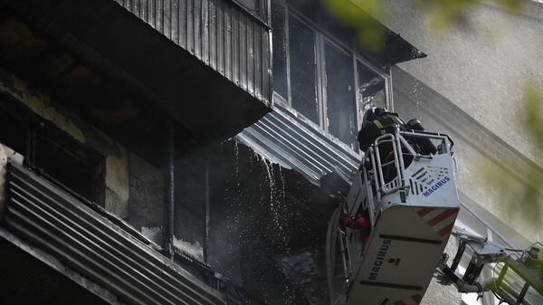 Сотрудники пожарной службы во время тушения пожара в жилом доме на Фрунзенской набережной в Москве