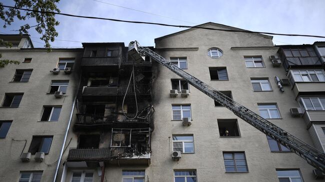 Сотрудники пожарной службы во время тушения пожара в жилом доме на Фрунзенской набережной в Москве