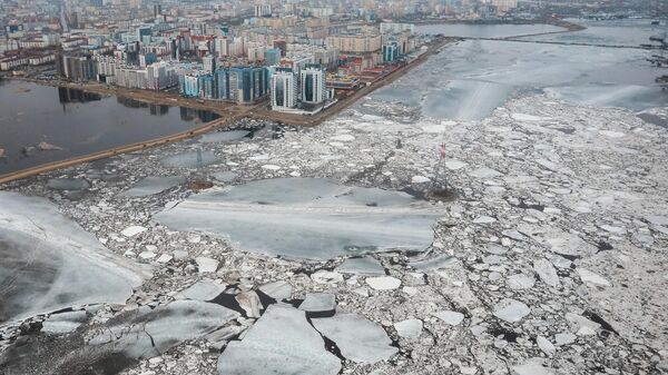 Река Лена во время весеннего ледохода в районе Якутска