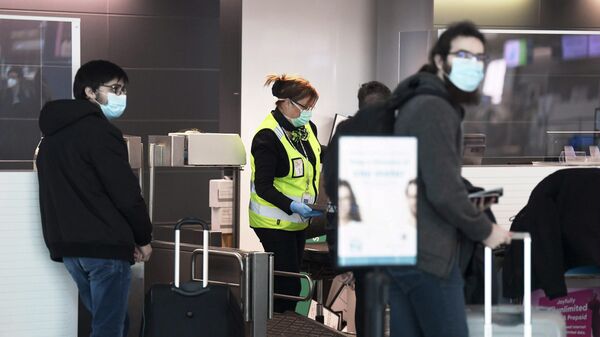 Пассажиры в отделе обслуживания клиентов международного аэропорта Хельсинки-Вантаа