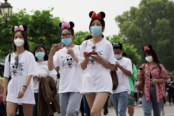 Посетители Шанхайского Диснейленда в защитных масках