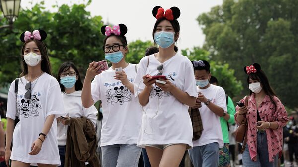 Посетители Шанхайского Диснейленда в защитных масках