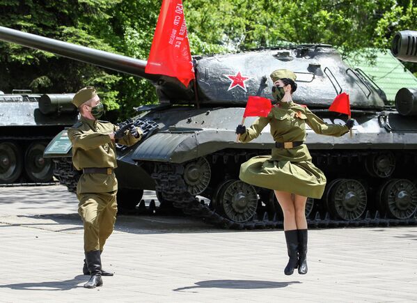 Артисты во время празднования Дня Победы в Краснодаре