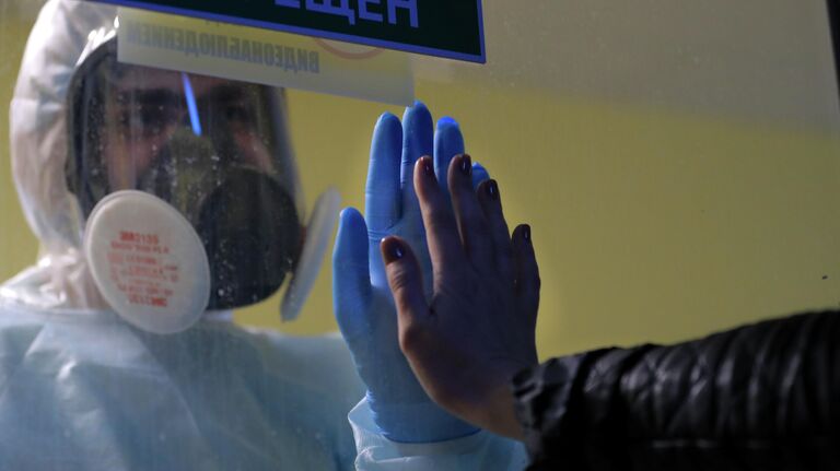 Медицинский работник в стационаре для больных с коронавирусной инфекцией на базе Тверской областной клинической больницы