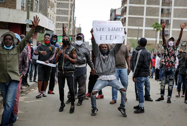 Жители протестуют на улице, требуя от правительства снабдить их едой и разрешить им покинуть район Восточного Найроби, Кения