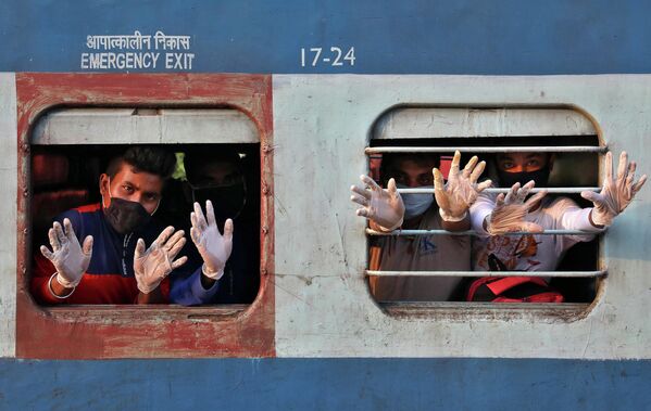 Пассажиры поезда, прибывшего из южного штата Тамилнад после открытия железнодорожного сообщения в Индии