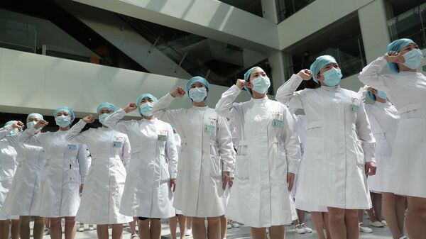 Медсестры в защитных масках на праздновании Международного дня медицинской сестры в Ухане, Китай 