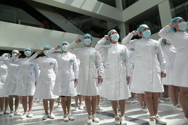 Медсестры в защитных масках на праздновании Международного дня медицинской сестры в Ухане, Китай 