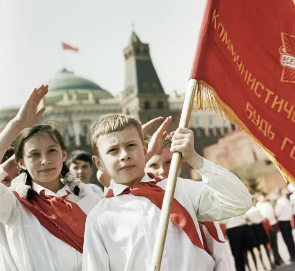 Участники торжественной церемонии принятия в пионеры на Красной площади в Москве
