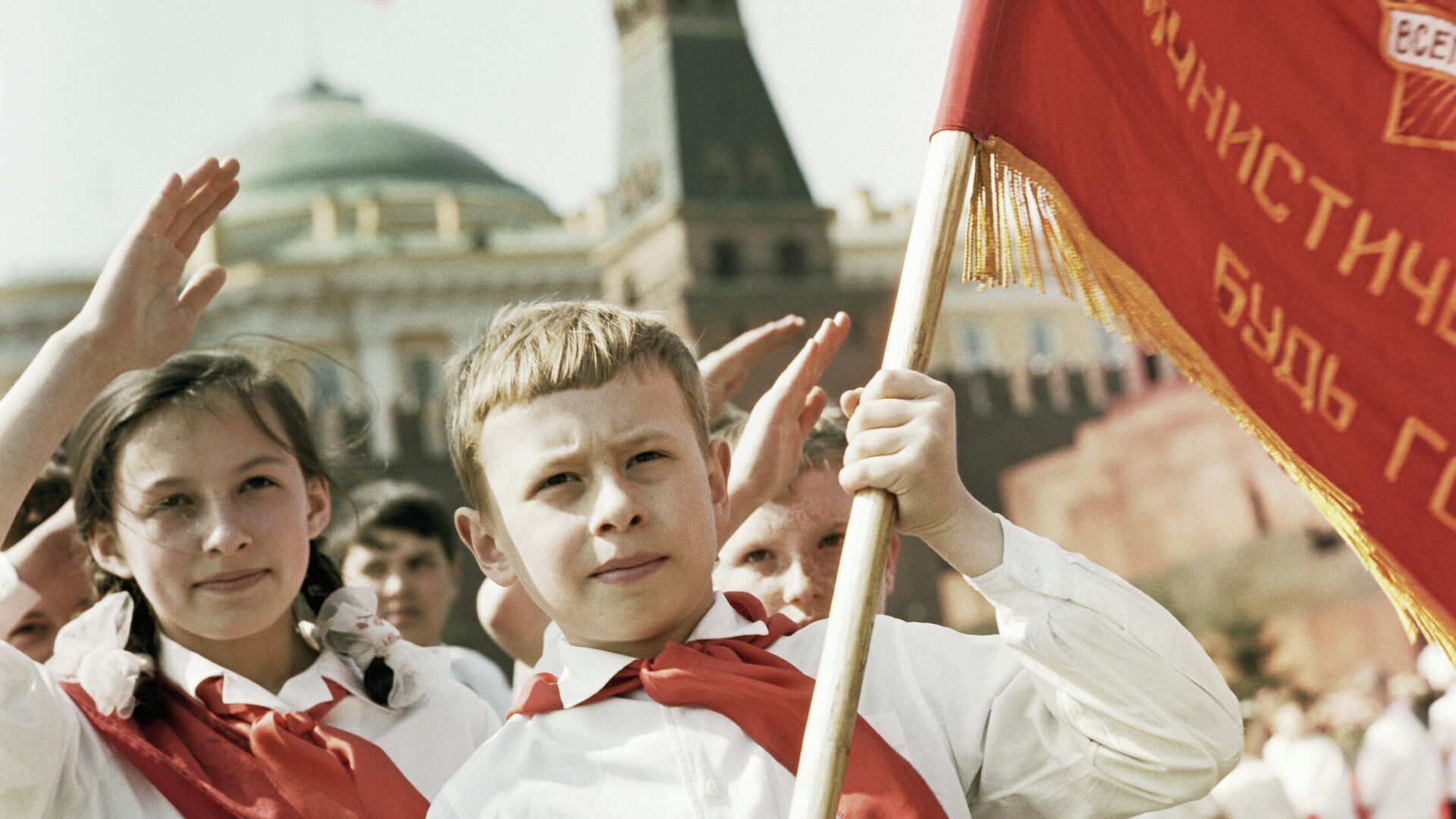 Участники торжественной церемонии принятия в пионеры на Красной площади в Москве - РИА Новости, 1920, 17.05.2022