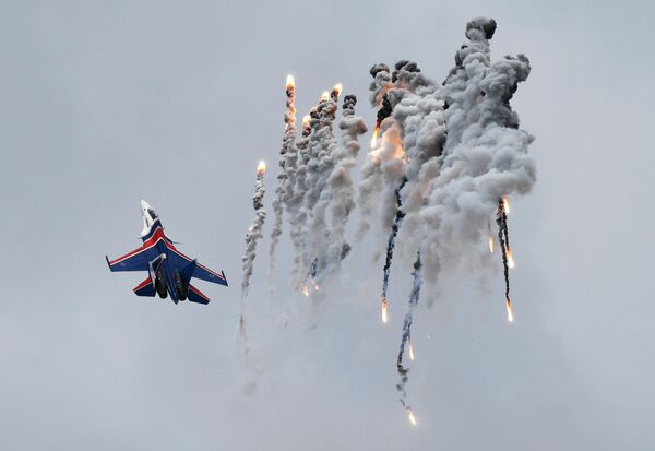 Истребитель Су-30СМ пилотажной группы Русские витязи на авиационном празднике в честь Дня Победы в Кубинке