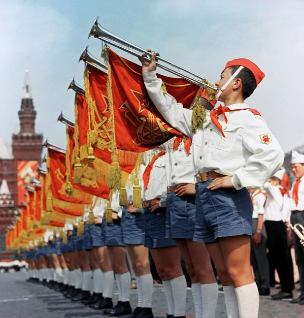 Участники парада на Красной площади в Москве, посвященного празднованию 50-летия Советской власти и 45-летия Всесоюзной пионерской организации имени В.И.Ленин