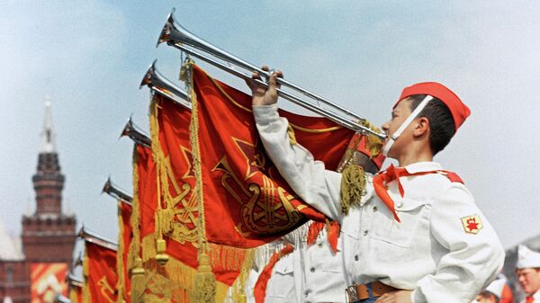 Участники парада на Красной площади в Москве, посвященного празднованию 45-летия Всесоюзной пионерской организации имени В.И.Ленина