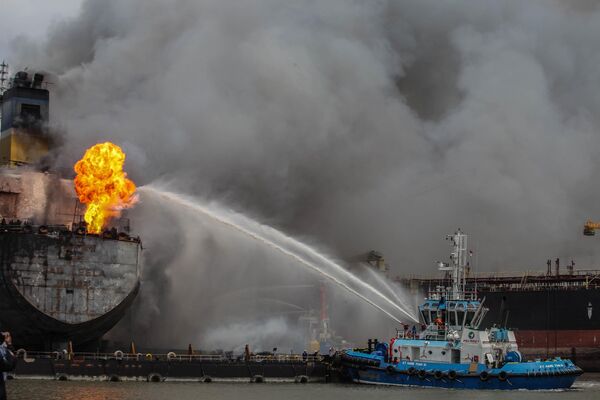 Тушение пожара на танкере, пришвартованном в Белаване