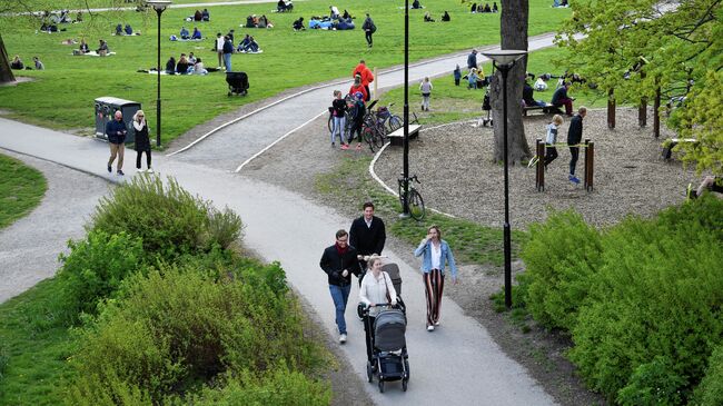 Жители Стокгольма в парке Раламбшов во время пандемии коронавируса COVID-19 