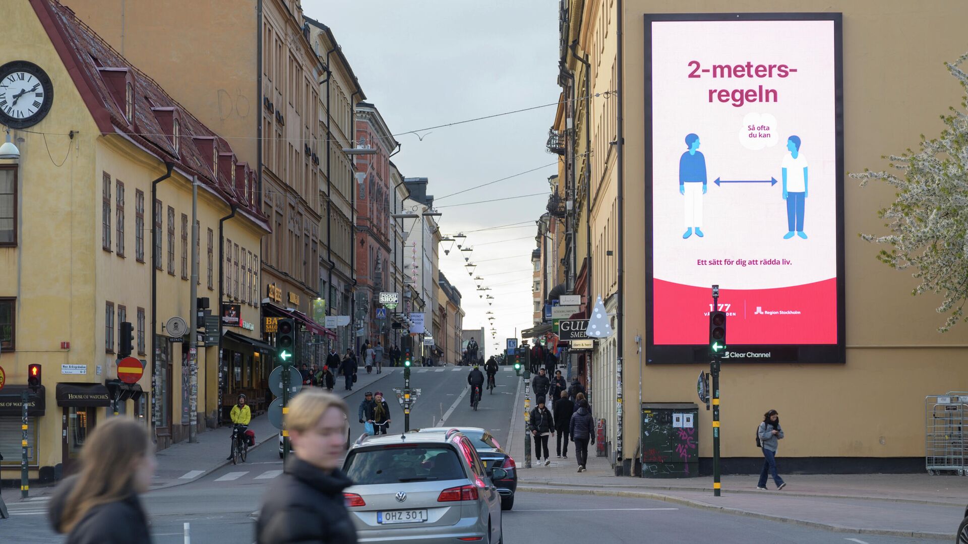 Плакат с напоминанием о социальной дистанции на фасаде дома в Стокгольме, Швеция  - РИА Новости, 1920, 05.06.2020