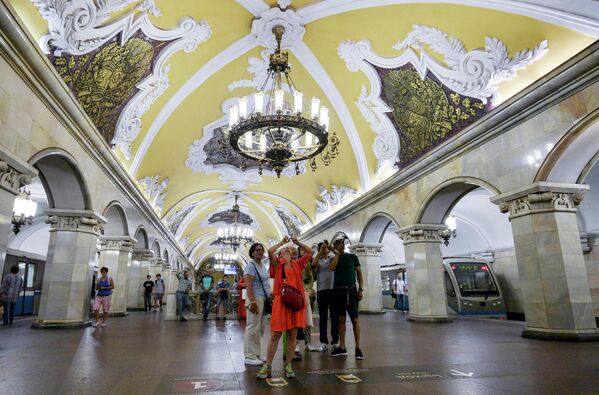 Τουρίστες στο σταθμό Komsomolskaya της περιφερειακής γραμμής του μετρό της Μόσχας
