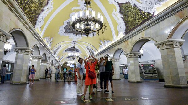 Туристы на станции Комсомольская кольцевой линии Московского метрополитена