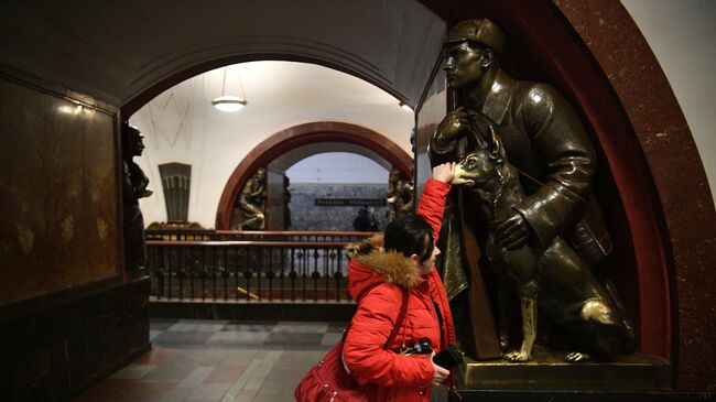 Девушка на станции Площадь Революции Московского метрополитена